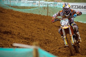 专业足球鞋多少钱一双？足球鞋买多少钱的？